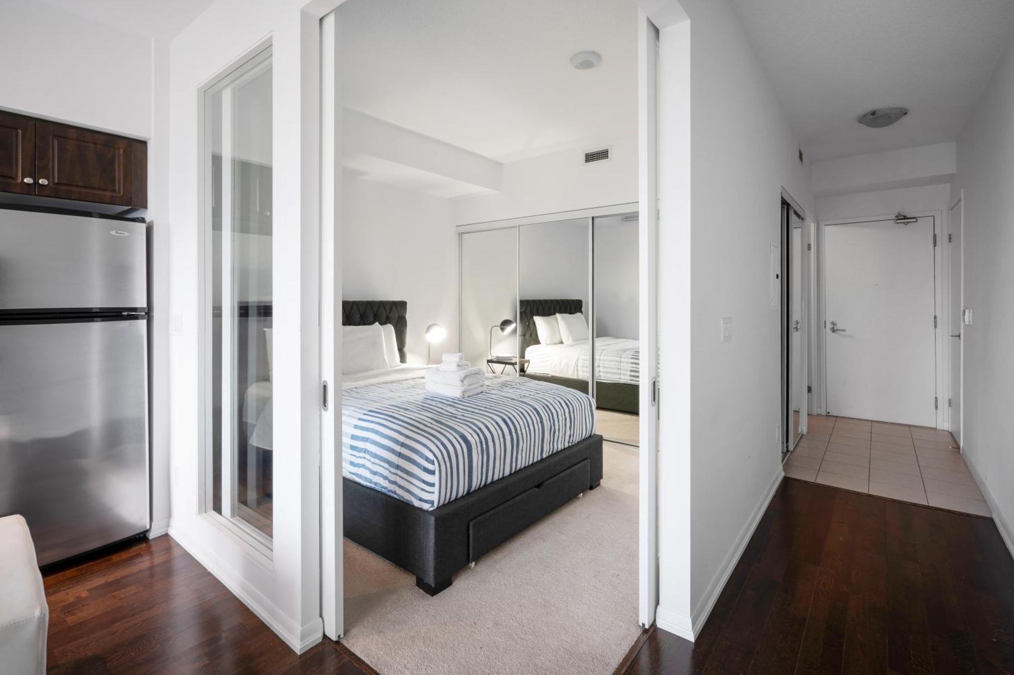 Downtown Toronto 1 Bdrm Condo With Parking And Views Exteriér fotografie